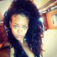 Rihanna sem maquiagem e cabelos bagunçado, faz biquinho e posta no Instagram