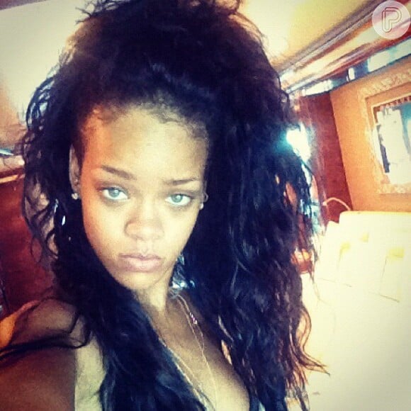 Rihanna sem maquiagem e cabelos bagunçado, faz biquinho e posta no Instagram
