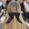 Penteado romântico: o lenço pode formar um laço na base do penteado semi-preso