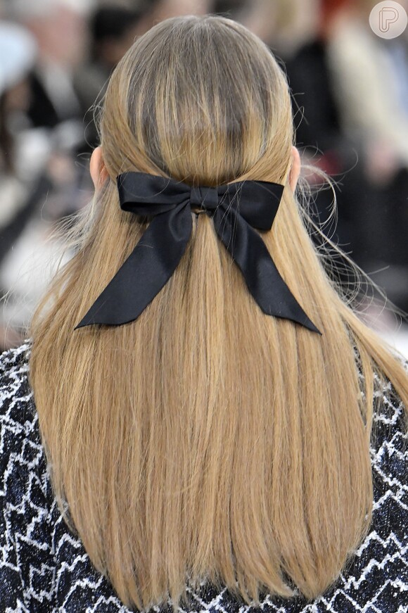 Penteado romântico: o lenço pode formar um laço na base do penteado semi-preso