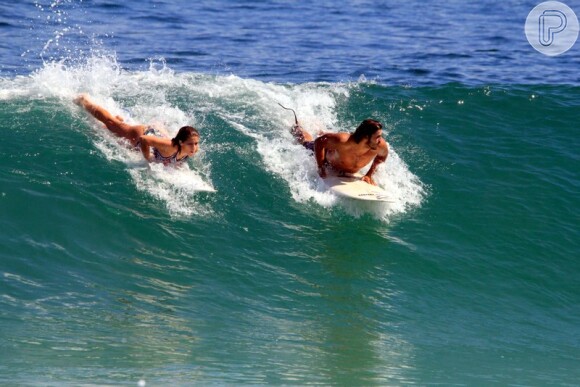 Isabella Santoni é vista frequentemente na praia com o surfista Caio Vaz