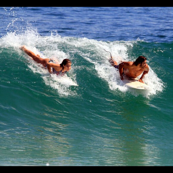 Isabella Santoni é vista frequentemente na praia com o surfista Caio Vaz