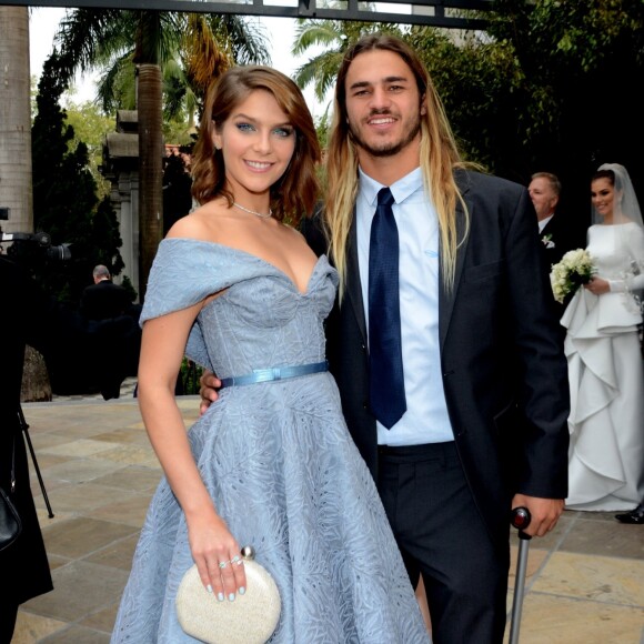 Isabella Santoni deu detalhes da relação com surfista Caio Vaz