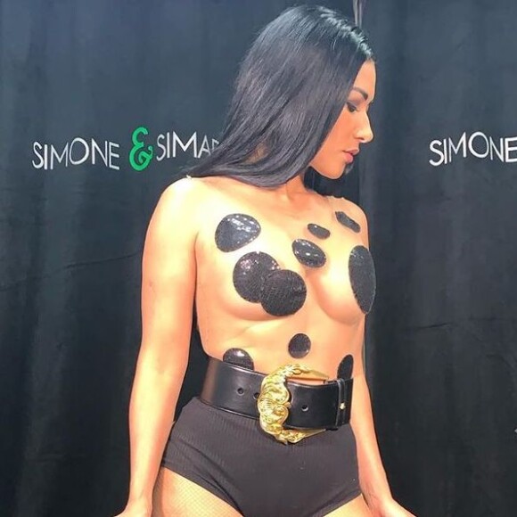 Simaria, da dupla com Simone, ousou na escolha do look para se apresentar em Santo Antônio de Jesus nesta sexta-feira, 21 de junho de 2019