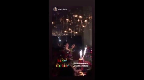 Camila Queiroz e Klebber Toledo trocaram beijos na hora do parabéns ao comemorarem juntos seus aniversários