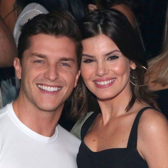 Camila Queiroz e Klebber Toledo comemoraram aniversários juntos no final de semana