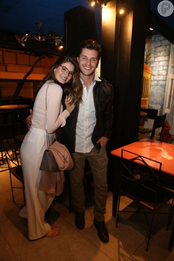 Camila Queiroz e Klebber Toledo engataram namoro durante as gravações da novela 'Êta Mundo Bom!', em 2016