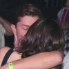 Camila Queiroz e Klebber Toledo trocaram beijos ao comemorarem aniversários juntos