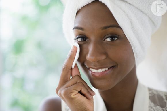 Dormir de maquiagem também pode causar envelhecimento da pele. Remova toda a make para desobstruir os poros do rosto