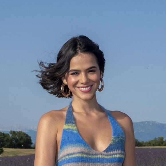 Com vestido listrado, Bruna Marquezine usou bolsa de palha de R$ 7,3 mil e sandália de salto de madeira