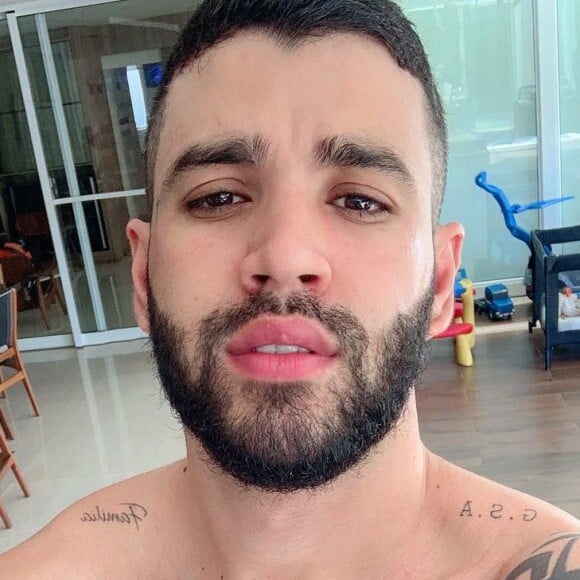 Gusttavo Lima caiu na risada após fã jogar água de coco nele: 'Pelo amor de Deus... Jogasse uma cachaça e um uísque para mim, cara! Agora você me joga água de coco? '