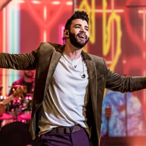 Gusttavo Lima falou, do palco, com espectador que jogou água de coco nele em show