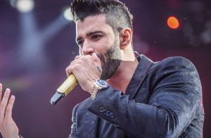 Gusttavo Lima é ovacionado por reação a fã que jogou água nele em show. Vídeo!
