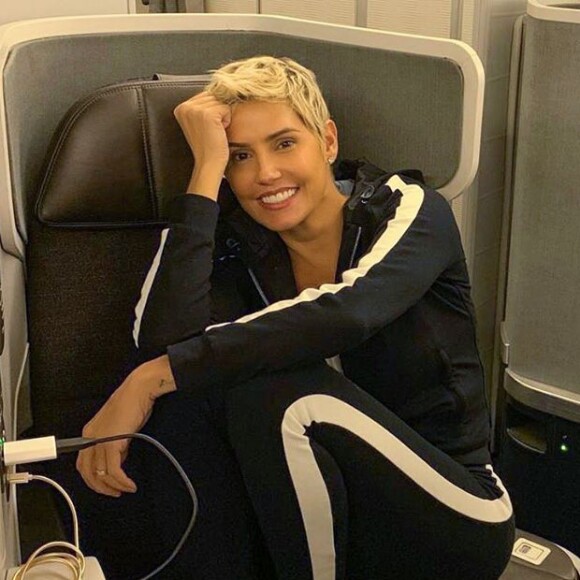 Deborah Secco platinou os cabelos após adotar corte pixie