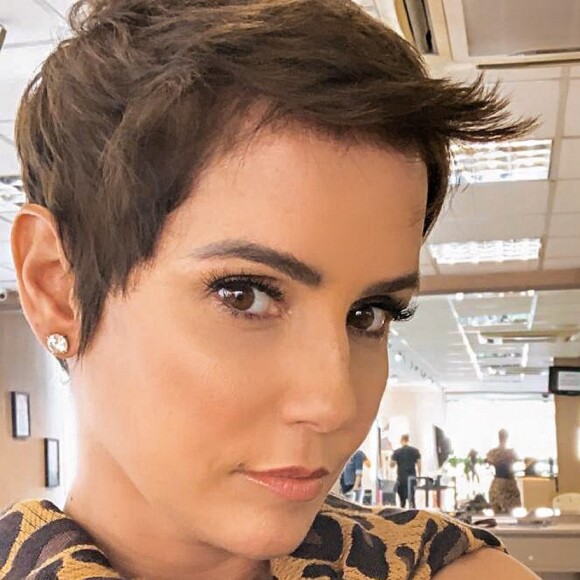 Deborah Secco adotou corte pixie nas férias após fim da novela 'Segundo Sol'