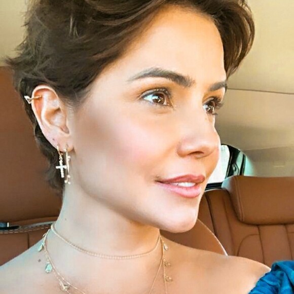 Deborah Secco se despediu do visual curtinho, no estilo joãozinho