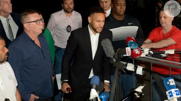 Para uns, Neymar deveria evitar baladas após confusão com Najila Trindade e, para outros, ele deve curtir a vida