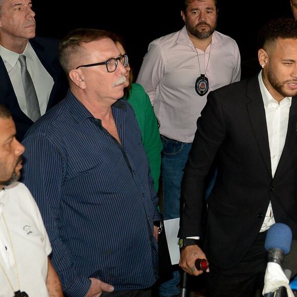 Para uns, Neymar deveria evitar baladas após confusão com Najila Trindade e, para outros, ele deve curtir a vida