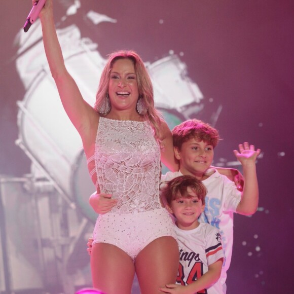 Claudia Leitte questionou seus fãs sobre de quem ela estava grávida na foto postada. Davi, Rafael ou Bela?
