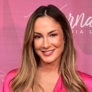 Claudia Leitte brinca com os fãs ao desafiá-los a descobrir de quem ela estava grávida na foto