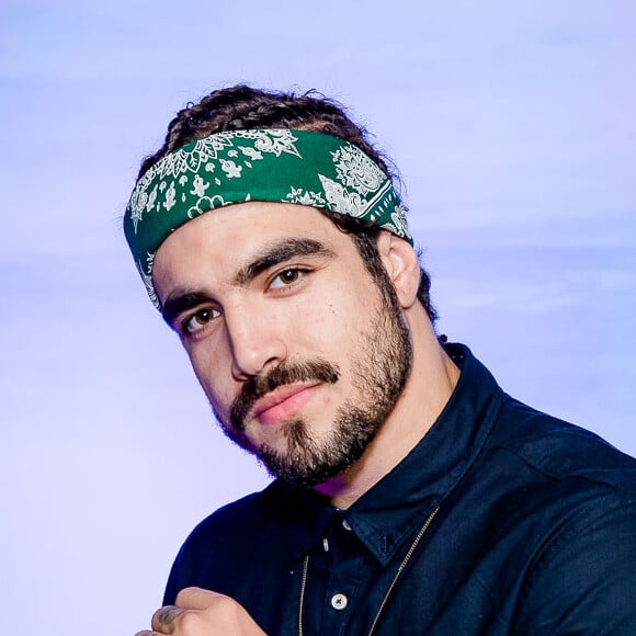 Caio Castro apostou numa headband para complementar o look