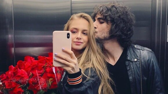 Isabella Scherer publica foto com buquê de rosas ao lado do namorado, Fiuk