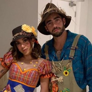 Anitta e Pedro Scooby usaram fantasias de casal na festa junina da artista