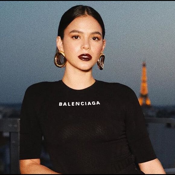 Bruna Marquezine, com look Balenciaga, chama atenção por acessório divertido em foto nesta quinta-feira, dia 27 de junho de 2019