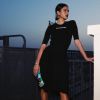 Bruna Marquezine combinou a clutch Balenciaga de R$ 8,7 mil com um look preto da marca e scarpins brancos