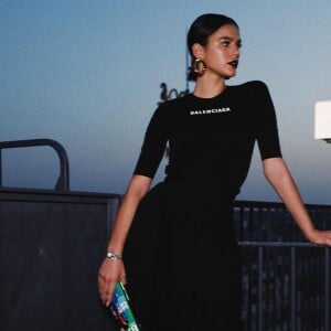 Bruna Marquezine combinou a clutch Balenciaga de R$ 8,7 mil com um look preto da marca e scarpins brancos