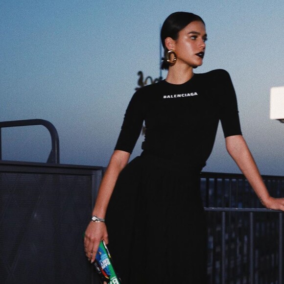 Bruna Marquezine combinou a clutch Balenciaga de R$ 8,7 mil com um look preto da marca e scarpins brancos
