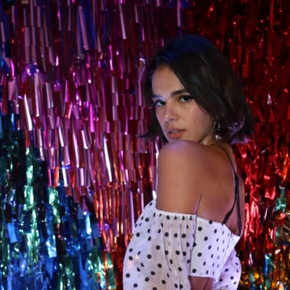 Bruna Marquezine, em evento de moda no Rio de Janeiro, usou cropped de poá em preto e branco