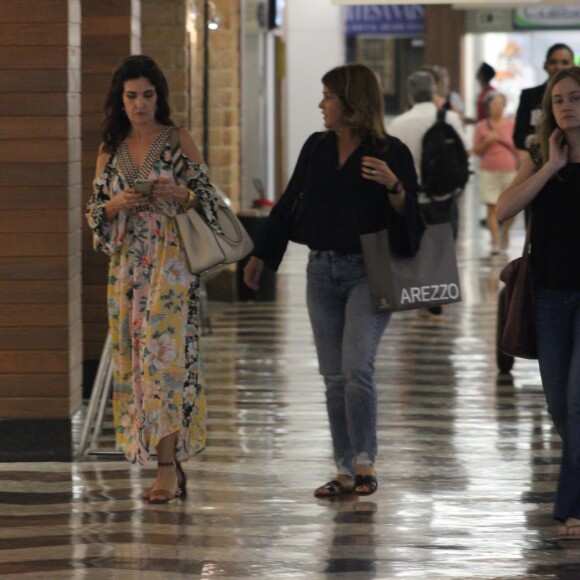 Fátima Bernardes almoçou com amiga em shopping do Rio nesta sexta-feira, 28 de junho de 2019