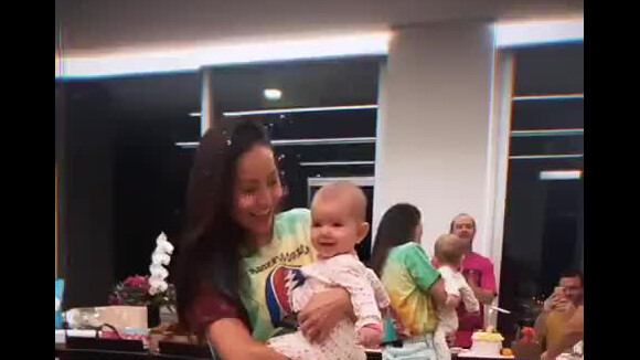 Sabrina Sato canta 'Parabéns' pelos 7 meses da filha, Zoe
