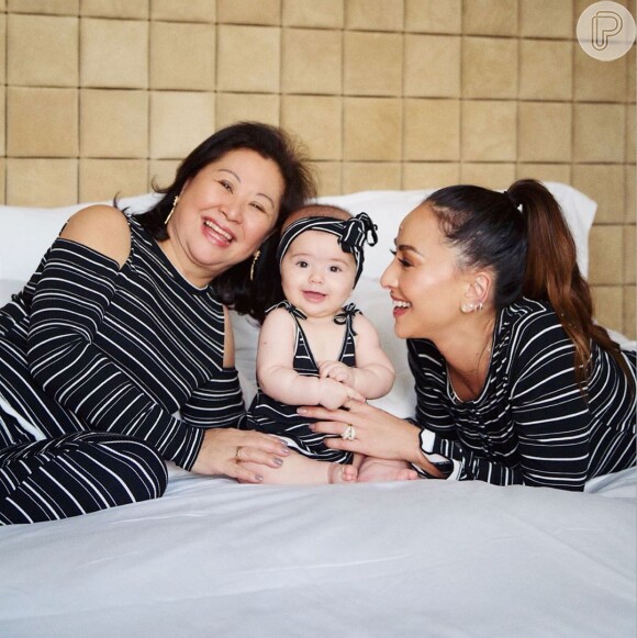 Sabrina Sato mostra mãe e filha com looks iguais