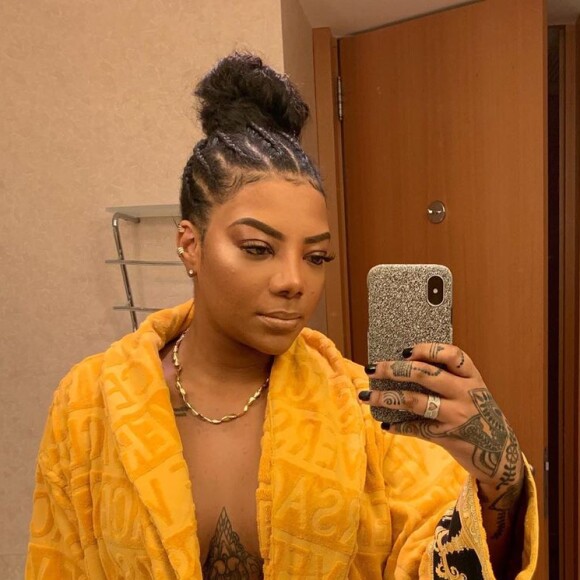 Ludmilla posa com anel com coração vazado frito por TH Joias