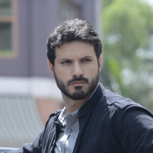 Marcelo (Murilo Cezar) vai desmascarar o fotógrafo golpista na novela 'As Aventuras de Poliana'.