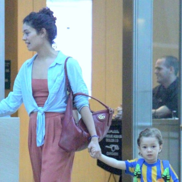 Filho de Sophie Charlotte, Otto, de 3 anos, esbanjou fofura de mochilinha nas costas e casaco preso na cintura