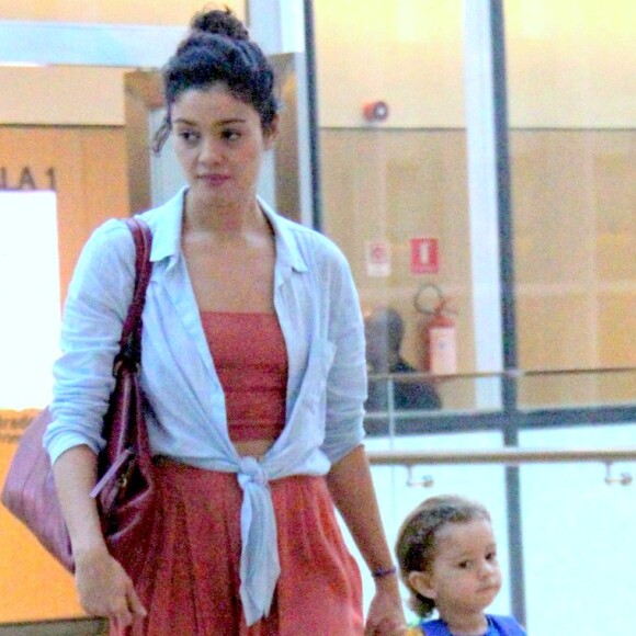 Filho de Sophie Charlotte, Otto, de 3 anos, passeou em shopping com a mãe