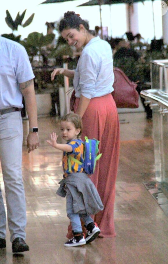 Filho de Sophie Charlotte, Otto, de 3 anos, fez a mãe se divertir ao dar tchau para fotógrafo durante passeio em shopping do Rio