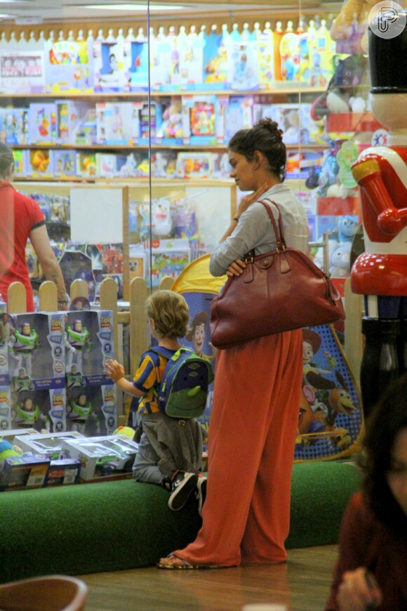 Filho de Sophie Charlotte, Otto, de 3 anos, se encantou com loja de brinquedos durante passeio com a mãe