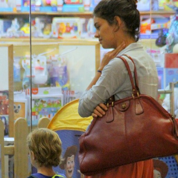 Filho de Sophie Charlotte, Otto, de 3 anos, se encantou com loja de brinquedos durante passeio com a mãe