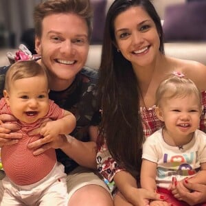 Filho de Michel Teló e Thais Fersoza, Teodoro, de 1 ano, esbanjou fofura ao falar do seu prato de tapioca: 'É igual do papai!'