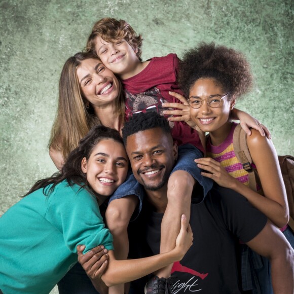 Na novela 'Bom Sucesso', Paloma (Grazi Massafera) é ex de Ramon (David Junior) e mãe de três, Alice (Bruna Inocêncio), Gabriela (Giovanna Coimbra) e Peter (João Bravo)