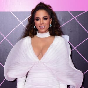 Anitta aposta em vestido da grife Balmain para o  MTV MIAW 2019