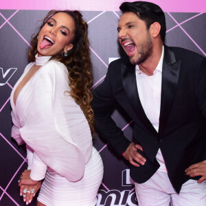 Anitta e Renner se divertem com poses inusitadas no pink carpet do MTV MIAW 2019