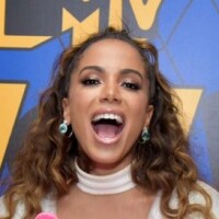 Anitta brilha com look de R$ 20 mil e festeja três troféus no MTV MIAW: 'Grata'