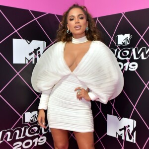 Anitta usou vestido grifado e poderoso para o prêmio MTV MIAW 2019