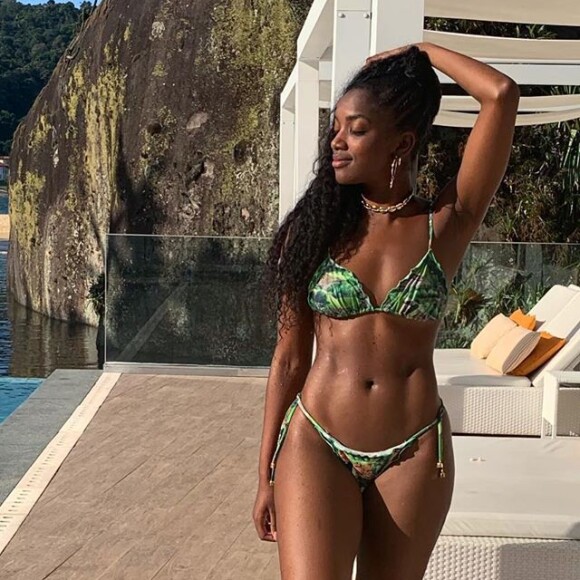 Iza posou com biquíni verde estampado em dia de folga e corpo ganhou elogios de famosas