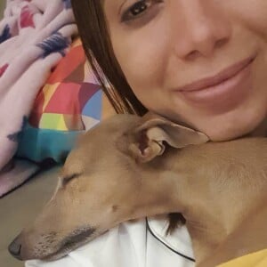 Anitta posta foto com cachorro dormindo
